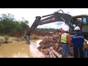 Гидравлический насос DRAGFLOW на стреле экскаватора качает грунт. Испытание работоспособности насоса