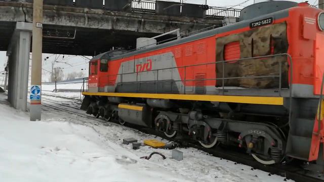 ТЭМ2-5822 Закатывается на вокзал Кемерово смотреть онлайн