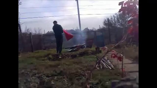 Россиянам не смотреть!! )) Сжигаем флаг СССР! Был Союз- был флаг, нет Союза- нет флага! ))