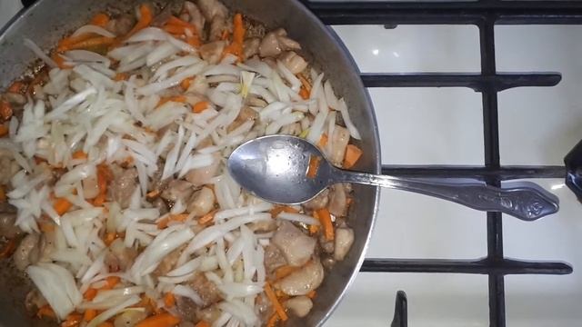 ТУШЁНАЯ КАРТОШКА с КУРИНЫМ ФИЛЕ. СЫТНО и ВКУСНО.