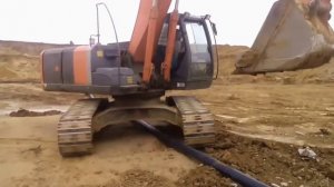 Прыжок гусеничного экскаватора через трубу