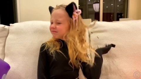 Настя превратилась в котёнка