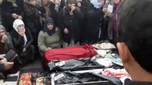 Чанозаи модар бо 3 фарзандаш дар Точикистон
