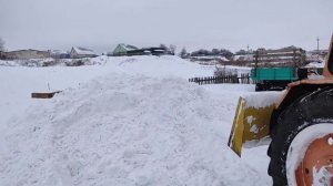 Чистка снега ЛТЗ с мотором МТЗ. Обзор трактора ЛТЗ.