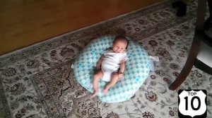 Верхом на пылесосе.  Смешные дети катаются на роботах пылесосах.