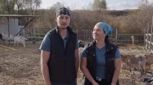 Уникальный сарай для коз из соломы и глины или Как живёт многодетная семья в деревне