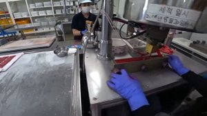 Как делают помаду на заводе вручную?