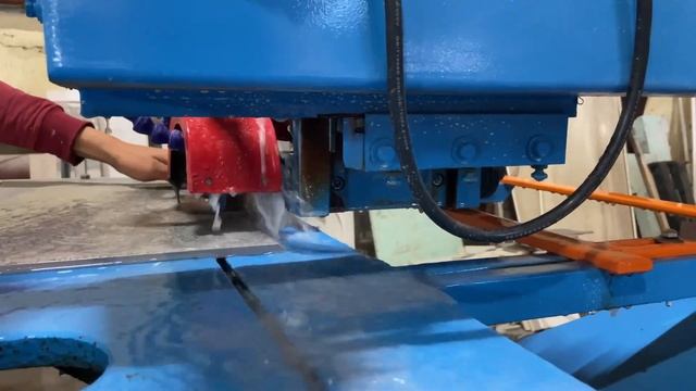 Ступени из керамогранита с завальцованным краем и антискользящими насечками. смотреть онлайн