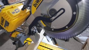 Торцовочная пила DeWALT DHS 780 N профи оценят, 5 лет в эксплуатация .
