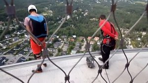 Прыжок с парашютом голого мужика (Таллинская телебашня, Эстония)