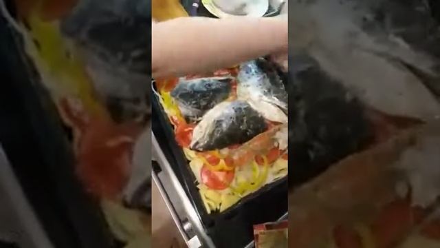 Сёмга в духовке с овощами. (головы сёмги и хребты)