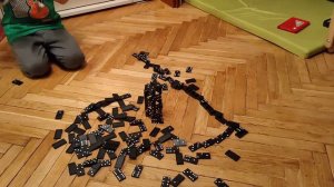 Цепная реакция + мост из домино. Падает домино