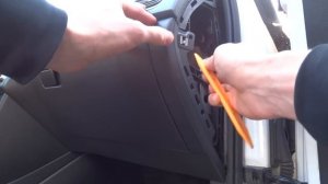 VW polo sedan / снимаем бардачок