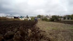 Вспашка огородов тракторами МТЗ-82.1 отвальными плугами ПЛН-3-35.