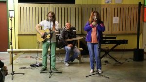 "На извощике едет Алешенька"   поет Ирина Сурина