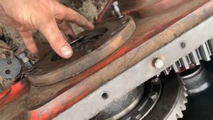 Снятие подшипника дифференциала ЮМЗ не снимая полуось .