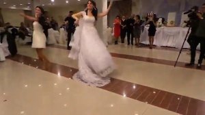 Самое лучшее( очень умелые девушки танцуют лезгинку )