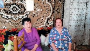 Во полюшки кудрявая березонька растёт.