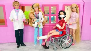 Розовая Больница для кукол и доктор педиатр для куколки