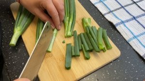 Пожарьте зелёный лук, будете удивлены! Закуска за 2 минуты! К мясу то что надо!