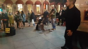 уличный гитарист поёт Цоя на невском