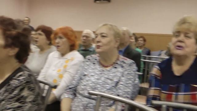 "ПЕСНЯ НЕ ПРОЩАЕТСЯ С ТОБОЙ" ПОЮТ ПЕНСИОНЕРЫ.АККОМПАНИРУЕТ Ф.В.ГИНЗБУРГ.