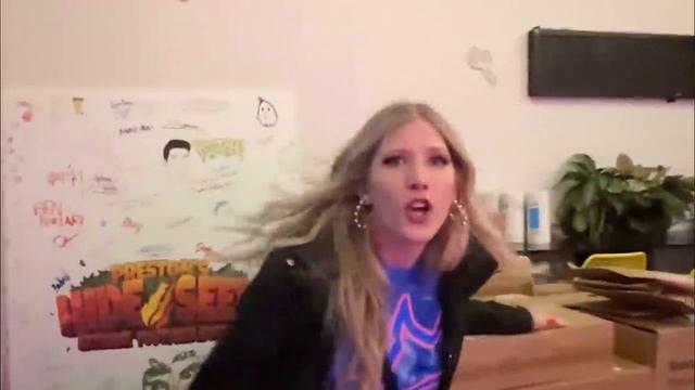 I Built a Secret Gaming Room to Hide from my Friends! смотреть онлайн