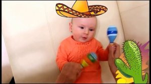 Ребенок играет на маракасах!