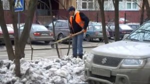 Паренька заставили мотыгой снег крошить