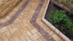 модный дворик из брусчатки СТАРЫЙ ГОРОД и тротуарной плитки ТЕРРАСНАЯ от фирмы @modniy_dvorik