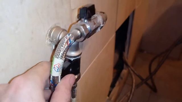 Жесть по сантехнике Неправильное подключение водонагревателя Треш со шлангами подводки
