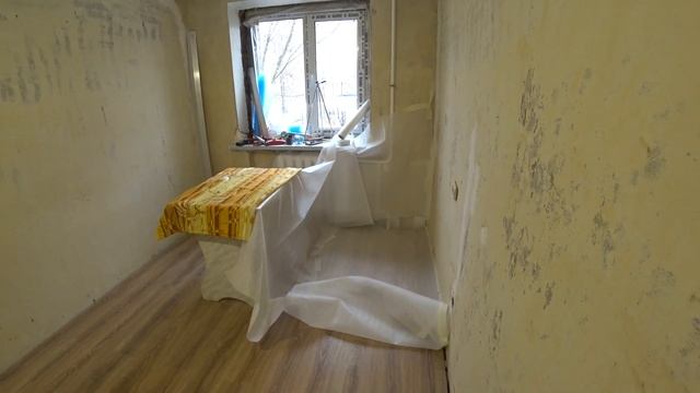РЕМОНТ КВАРТИРЫ ПОД СДАЧУ 8: уложили ламинат единым контуром, заказали кухню