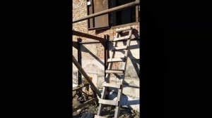 Монтаж уличной металлической лестницы с площадкой в частном доме