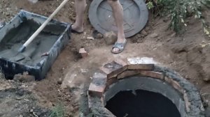 Убираем землю после установки септика.
