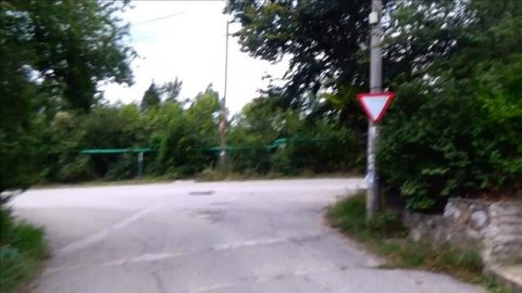 ПОСЕЛОК КРАСНОКАМЕНКА УЛИЦА ЦЕНТРАЛЬНАЯ. ЦЕРКОВЬ .ВИДЫ КОТОВ МНОГО. ЯЛТА