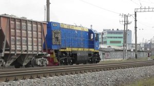 Тепловоз ТГМ6а-1340 пробирается сквозь торгашей на барахолке