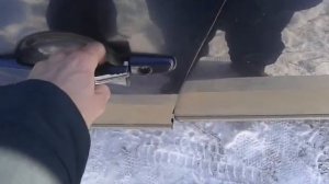 Видео: Как закрыть Mitsubishi Outlander XL ключом?