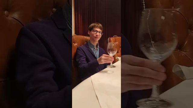 Как по этикету держать бокал? смотреть онлайн