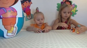 Николь с сестричкой открывают большое яйцо Даша Следопыт !