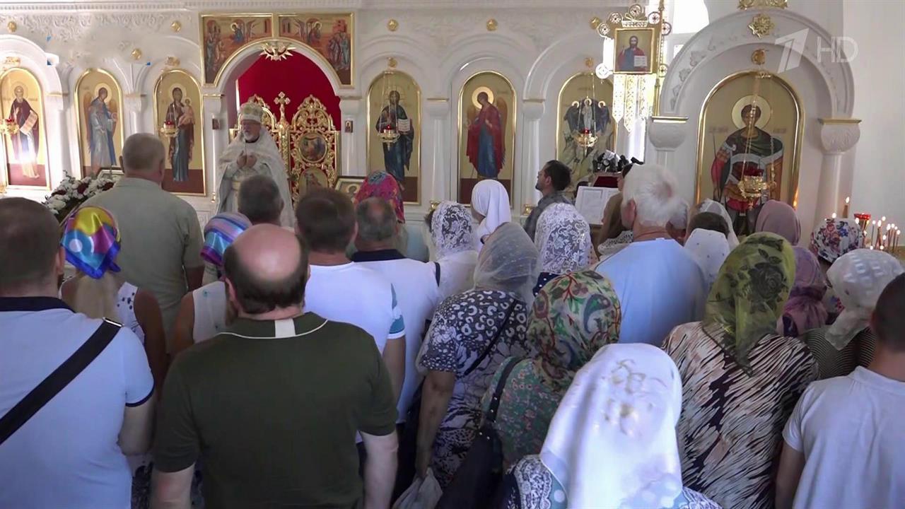 Первую литургию провели в соборе Волновахи, воссозданном из руин после украинских обстрелов