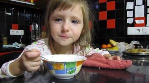 Смешные дети. Ребенок кушает сам. Разговор о садике