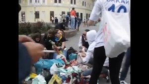 Девушки делают коктейли Молотова для атаки Дома Профсоюзов.