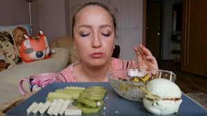 День на РАСЛАБОНЕ ? / ЯЙЦА-БУРГЕРЫ / САЛАТ С МОРСКОЙ КАПУСТОЙ / МУКБАНГ