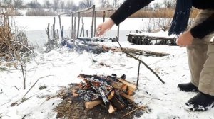 ПОЙМАЛ РЫБУ ПОД ЛЬДОМ И ПРИГОТОВИЛ НА КОСТРЕ.