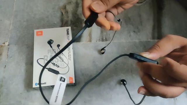 A look at JBL 205BT смотреть онлайн