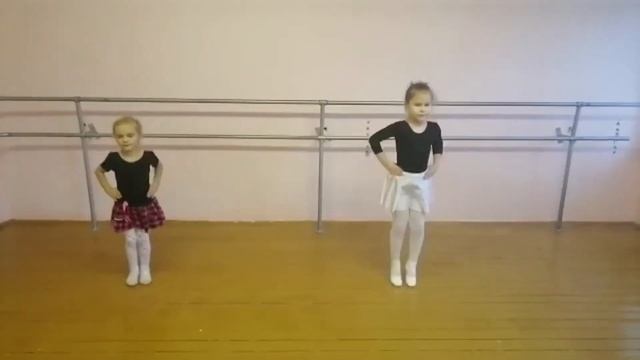 Танцевальная разминка для малышей «Громко топнем правой ножкой» смотреть онлайн