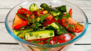 Простая и очень вкусная закуска из помидоров с огурцами. Все дело в заправке