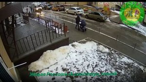 Падение из окна мужчины на коляску с ребенком в Воронеже
