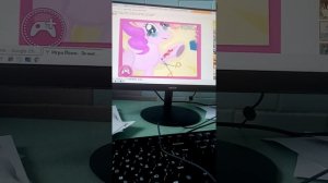 пинки Пай сломала руку