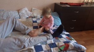 Марфа играет с папиной ногой 05 02 2017